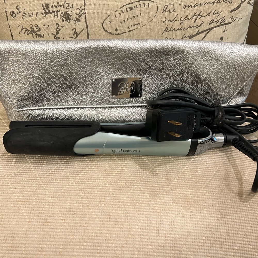 GHD
Platinum+ 20th anniversary straightener/heat resistant carrier.